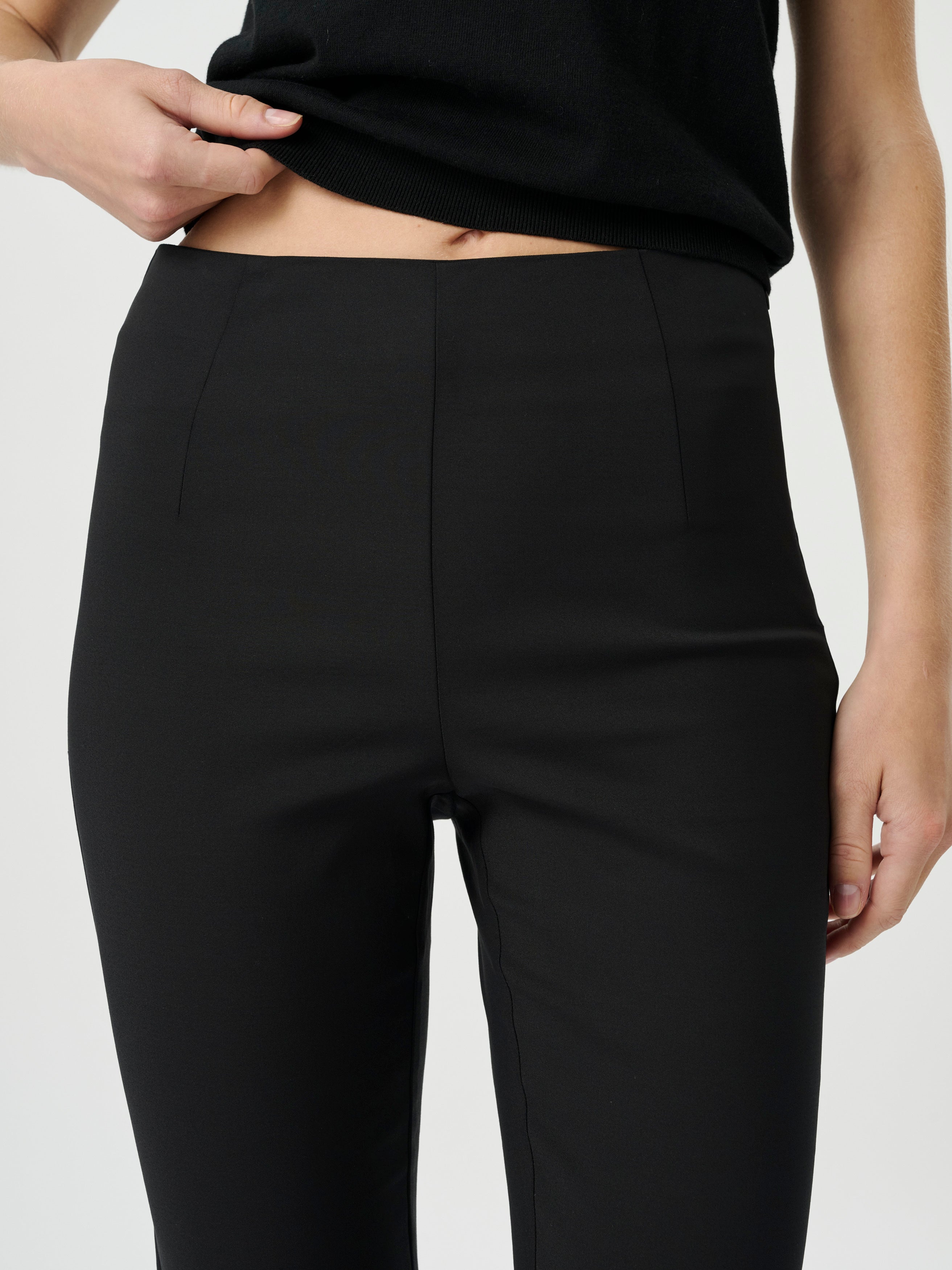 Alfie Capri Black